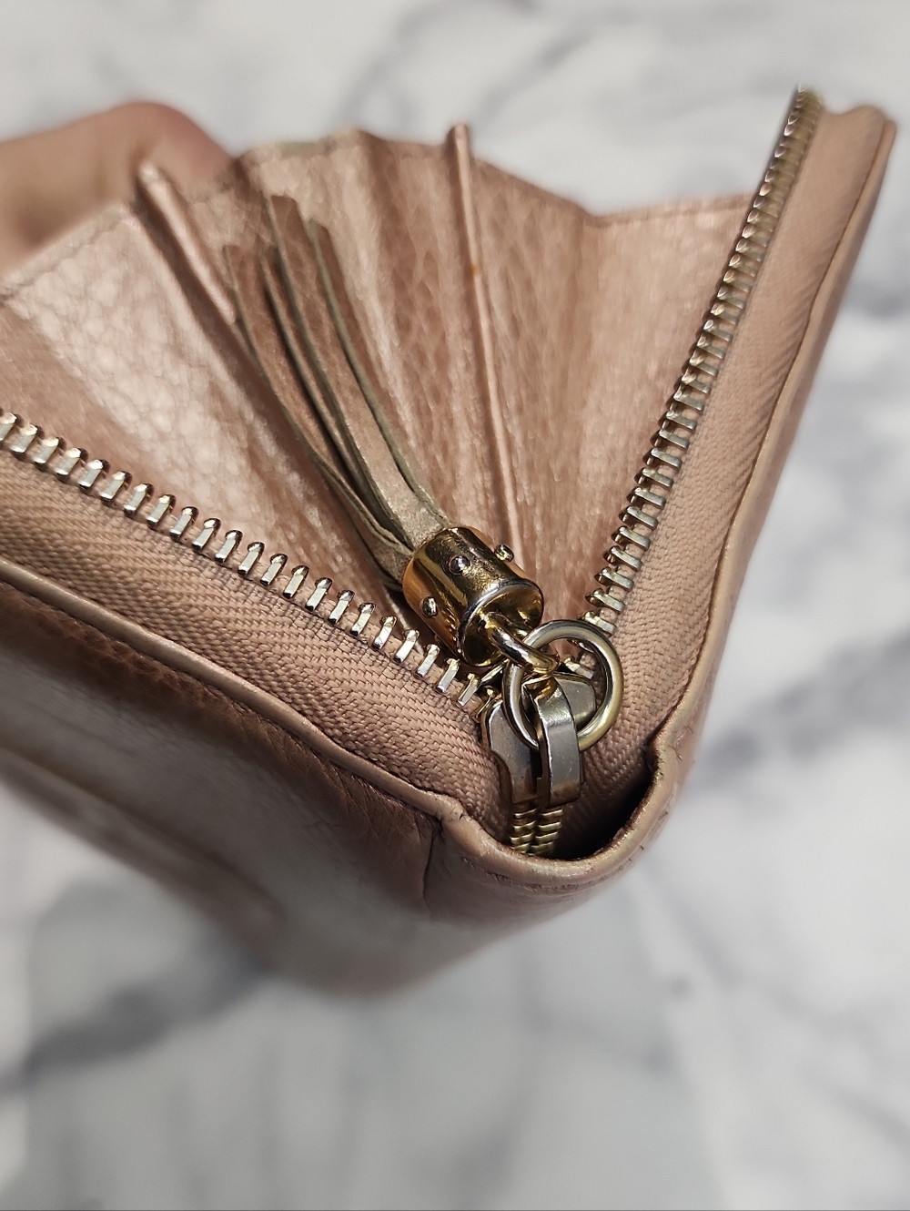 Authentic Light Pink Shimmery Leather Gucci Soho Lonh Zippy Wallet - Picture 4 of 9